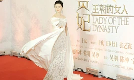 Phạm Băng Băng gây sốt với váy ren xuyên thấu