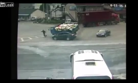 Ô tô đâm nhau kinh hoàng, người đi bộ thoát chết gang tấc