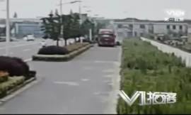 Đang đi đường thì bị lốp ô tô rơi trúng người