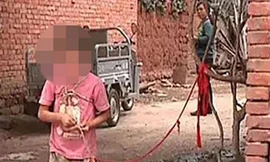  Zhao Ziyi bị trói ở cây vì "nguy hiểm" cho mọi người. Ảnh: Standard