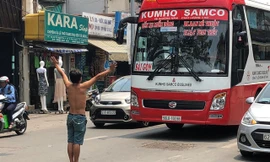 Người đàn ông có biểu hiện không bình thường liên tục chặn đầu ô tô