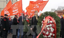 Vòng hoa của Đại hội quốc tế các Đảng Cộng sản và Công nhân lần thứ 19 mang dòng chữ Ghi nhớ công ơn những người đã bảo vệ Tổ quốc Xô Viết. (Ảnh: Tâm Hằng/TTXVN)