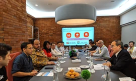 Bí thư Thành ủy TPHCM Nguyễn Thiện Nhân (phải) làm việc với nhà sáng lập Gojek