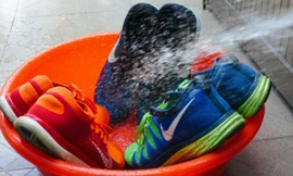 Trời mưa bất chợt khiến những đôi giày yêu thích dễ bị ướt dẫn đến hư hỏng.