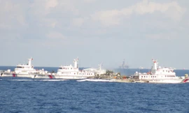 Rất nhiều tàu Trung Quốc hộ tống - bảo vệ giàn khoan HD-981 phía xa. Ảnh; Thanh Niên