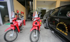 Cảnh sát Hà Nội 'chế' xe máy cứu hỏa ứng phó ngõ hẹp
