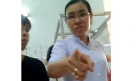 Điều dưỡng Lâm chỉ tay thách thức người nhà bệnh nhi tung clip lên mạng xã hội. Ảnh cắt từ video clip. 