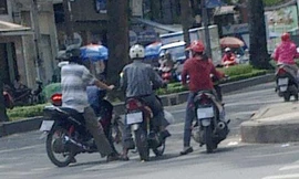 Những “kiều nữ” lượn lờ bằng xe tay ga 