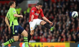 Van Persie (áo đỏ) khi ghi bàn vào lưới Aston Villa. Ảnh: Reuters