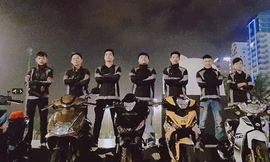 Văn Khoa (thứ 3 từ trái sang) trong nhóm SOS Đà Nẵng