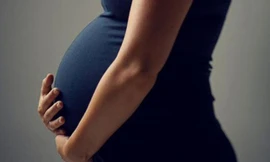 Sharmira Johnson được cho là vi phạm chính sách "không mang bầu trong thời gian làm việc" của công ty nên cô bị đuổi việc. Ảnh minh họa: Breaking News USA.