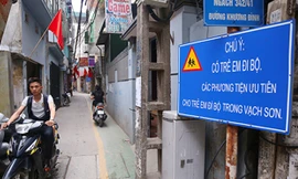 Làn đường ưu tiên trẻ em đi bộ ở đường Khương Đình. Ảnh: Phạm Dự