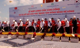 Lễ hợp long cầu Vàm Cống. (Ảnh: Cảnh Kỳ) 