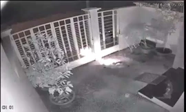 2 gã đi xe máy dùng súng điện trộm chó trong đêm