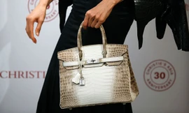 Cận cảnh chiếc túi đắt nhất hành tinh vừa được bán ra. Tên đầy đủ của chiếc Hermes Birkin hiếm có này là Matte White Himalaya Niloticus Crocodile Diamond Birkin.