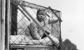 Những cách chăm trẻ có một không hai ở thế kỷ trước