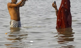 Sông Hằng là dòng sông linh thiêng của người theo đạo Hindu. Ảnh: REUTERS