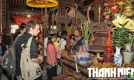 Các bạn trẻ trong hành trình tìm hiểu điêu khắc dân gian cùng nhà nghiên cứu Trần Hậu Yên Thế - Ảnh: tư lieu 