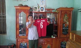 Ông Bùi Văn Khánh, cha đẻ của thủ môn Bùi Tiến Dũng và tiền vệ Bùi Tiến Dụng. Ảnh: Đức Huy