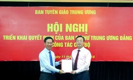 Ông Võ Văn Thưởng trao quyết định bổ nhiệm cho ông Bùi Trường Giang Ảnh: Vietnamnet