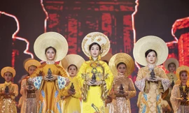 Hoa Hậu Việt Nam Đỗ Mỹ Linh thực hiện nghi lễ dâng trầm tại chương trình Trầm Hương Khánh Hoà- Linh khí của Trời Đất.