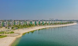 Bãi biển nhân tạo tại Vinhomes Ocean Park mô phỏng y hệt bãi biển tự nhiên với bãi cát trắng mịn trải dài và hàng dừa nhiệt đới xanh mướt bao quanh