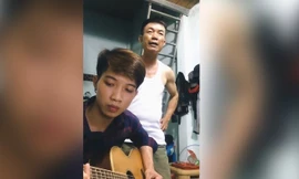 Chàng trai Bình Phước đệm guitar cho cha hát 'Ngắm hoa lệ rơi'