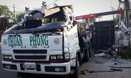 Xe đầu kéo biến dạng, tài xế tử vong.