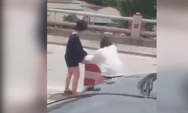 Xôn xao, 2 cô gái dừng ô tô hì hục đẩy thành cầu nặng giữa đường