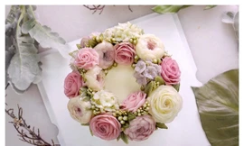 Mỗi chiếc bánh đều được chàng trai trẻ làm ra bằng sự tinh tế, tỉ mỉ