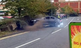 Xe sang drift đâm vào bụi cây