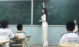 Bức ảnh chụp nữ giáo viên xinh đẹp trên bục giảng được chia sẻ trên mạng.