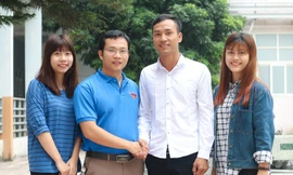 Vũ Huy Cảng (áo trắng) được tuyên dương vì hành động tìm trả lại số tiền 320 triệu đồng cho hành khách bỏ quên khi đi xe ôm