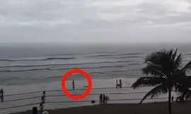 Người phụ nữ bị sét đánh trúng đầu trên bãi biển