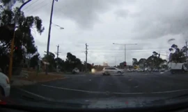 Tài xế may mắn thoát tia sét kinh hoàng trong gang tấc