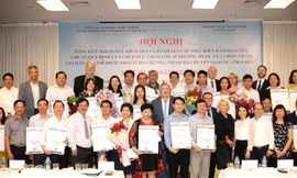 Lãnh đạo Tổng cục Giáo dục Nghề nghiệp và đại diện phía Đức trao Giấy chứng nhận cho 41/45 trường đạt kiểm định của Đức đối với các nghề được chuyển giao.