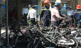 Một người bỏng nặng, gần chục xe máy cháy trơ khung tại ngân hàng