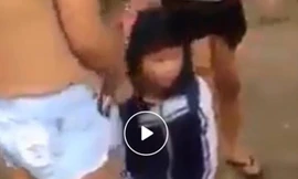 Nữ sinh lại bị túm tóc bắt quỳ gối ngay cổng trường