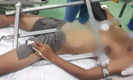 Em Tr.A.D. được đưa tới bệnh viện cấp cứu trong tình trạng bị thanh sắt đâm thấu ngực - Ảnh: Bệnh viện cung cấp