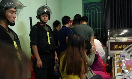 Cảnh sát bao vây cửa hàng game, vui chơi giải trí. Ảnh: Quốc Thắng.