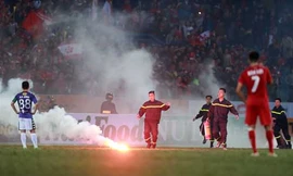 CĐV Hải Phòng ném pháo sáng xuống sân Hàng Đẫy ở vòng 1 V-League 2018. Ảnh: Ngọc Dung