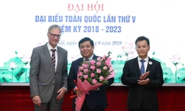 Phó Chủ tịch phụ trách Liên hiệp các tổ chức hữu nghị Việt Nam Đôn Tuấn Phong và Đại biện Lâm thời Đại sứ quán Đức tại Việt Nam Wolfgang Maning chúc mừng Bộ trưởng Nguyễn Chí Dũng. Ảnh Mpi.gov.vn