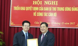 Ông Mai Văn Chính - uỷ viên Ban chấp hành Trung ương Đảng, Phó trưởng Ban Tổ chức Trung ương trao quyết định cho ông Phạm Gia Túc