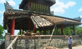 Một góc sau của Phu Văn Lâu bị sập