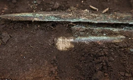 Phát hiện cổ kiểm chuôi vàng 4.000 năm tuổi dưới sân bóng