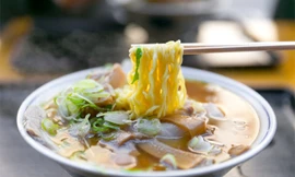 Dân công sở trên khắp thế giới ăn gì vào bữa trưa?