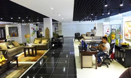 Không đến nỗi hoang vắng như chợ Cửa Nam nhưng tiểu thương chợ Hàng Da cũng chịu cảnh ế ẩm. Ảnh: PV