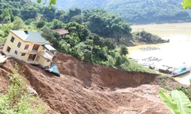 Kinh hãi nhìn ngôi nhà 2 tầng cheo leo bên bờ vực