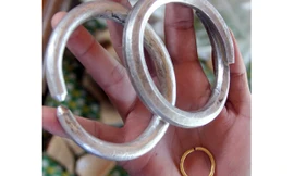 Sau khi phát hiện số vàng bạc kể trên, anh Phúc giữ lại 2 chiếc vòng bạc, 1 chiếc vòng vàng, số còn lại chia cho những người thợ tham gia đào móng - Ảnh: P.Việt