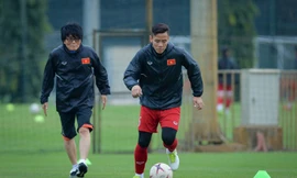 Cầu thủ Quế Ngọc Hải tập riêng với bác sĩ dưới cái lạnh 13 độ của Hà Nội, chuẩn bị cho lượt về AFF Cup. Ảnh: Zing